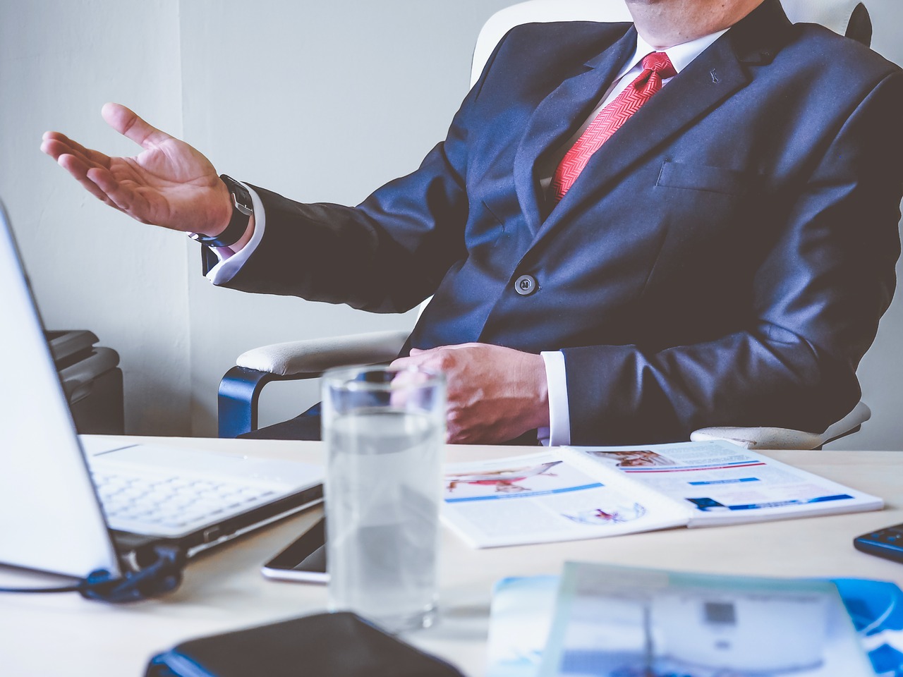 Abogados inteligentes resolviendo problemas